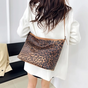 Borsa tote con stampa leopardata e finiture in pelle marrone vista posteriore sul modello