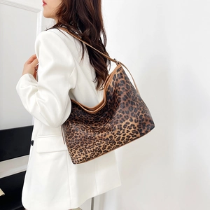 Grande borsa a spalla leopardata da donna con rifiniture in pelle e tracolla alla moda
