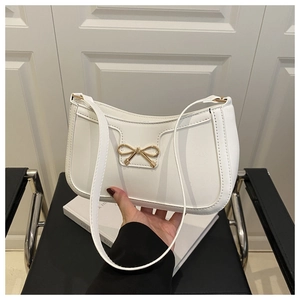 Vue détaillée d'un sac sous le bras blanc avec boucle nœud doré et cuir PU lisse