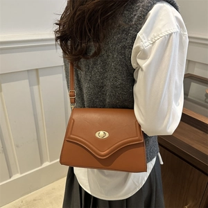 Borsa a tracolla vintage marrone con patta a busta e chiusura girevole in metallo dorato