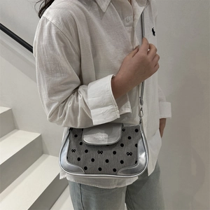 Petit sac bandoulière à pois avec bordure en cuir argenté et broderie élégante