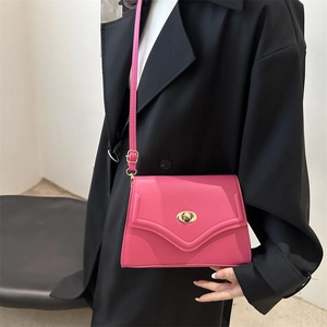 Borsa a tracolla magenta a busta con chiusura a rotazione dorata e tracolla regolabile