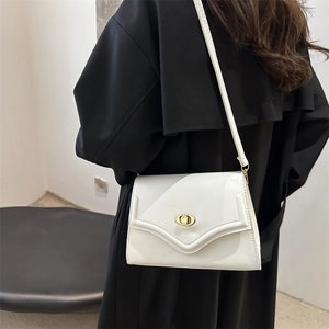 Borsa a tracolla bianca minimalista con chiusura a rotazione dorata e tracolla sottile