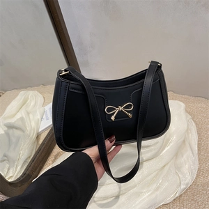 Sac à bandoulière hobo noir classique avec boucle en nœud doré pour la mode printanière