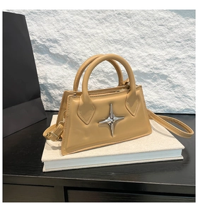 Detail der khakifarbenen PU-Leder-Mini-Quadrat-Tasche mit silbernem Sternmetall