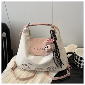 Detail der weichen Stofftasche mit süßer Bärenstickerei und AITU Logo Aufdruck