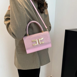 Schicke rosa Pailletten-Schultertasche mit goldenem Logo und Umhängegurt für den Frühling