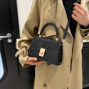 Borsa a tracolla nera chic 2024 con manico di paillettes e fibbia dorata