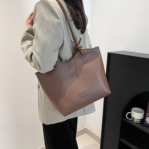 Grand sac cabas rétro en cuir marron café avec bandoulière nouée et écusson tendance