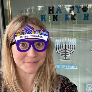 Détail de lunettes de fête de Hanoucca avec Menorah et étoile de David sur un mannequin