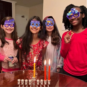 Modèles portant des lunettes de Hanoucca violettes avec Ménorah et Étoile de David