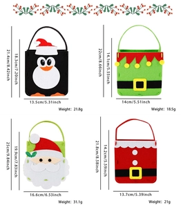 Detailansicht von vier festlichen Weihnachtsfilztaschen mit Weihnachtsmann-Motiven