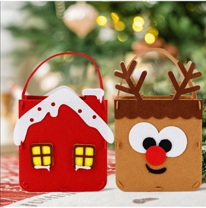 Weihnachts-Filztaschen mit Weihnachtsmann-Haus und Rentier-Motiv in festlichem Dekor