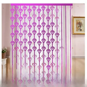 Détail du rideau à franges violet en forme de diamant pour décoration de fête