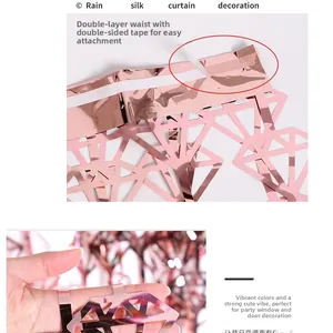 Détail du rideau à franges or rose avec découpes diamant et ruban adhésif pour la fixation