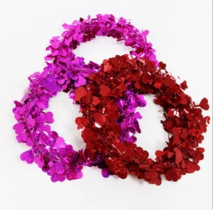 Dettaglio di ghirlande glitterate a forma di cuore rosse e viola per San Valentino