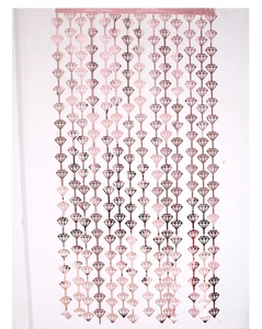 Gros plan du rideau à franges losanges or rose pour décoration d'anniversaire