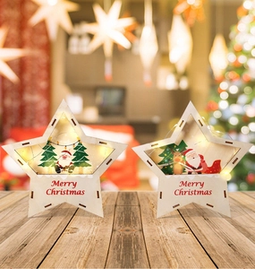 Détail d'étoiles de Noël en bois avec LED chaudes et motifs Merry Christmas festifs