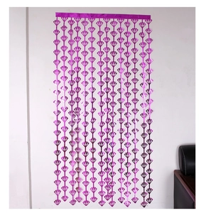 Vue détaillée du rideau de fête violet à losanges pour décoration de fond de fête
