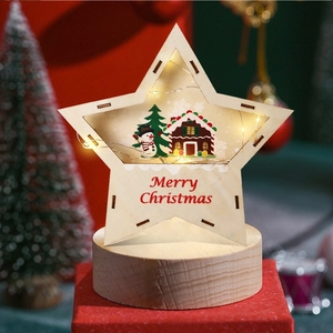 Détail d'étoile de Noël en bois avec LED chaudes, motifs bonhomme de neige et sapin