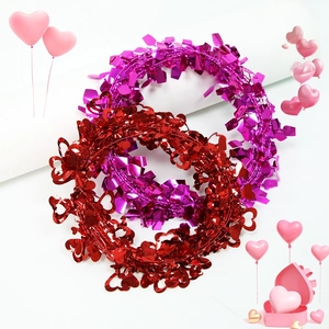 Ghirlanda di cuori metallici rossi e viola per decorazioni di San Valentino