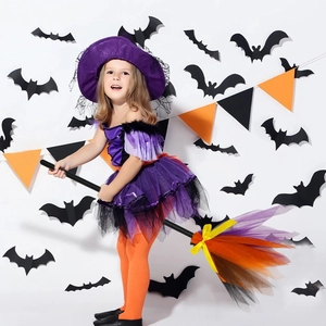 Detail eines lila Hexenkostüms für Mädchen mit Tutu und Besen für Halloween-Partys