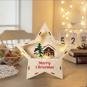 Détail de l'étoile de Noël en bois avec lumières LED, bonhomme de neige et sapin peint