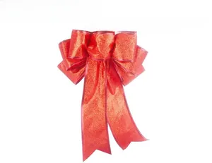 Détail d'un nœud pailleté rouge pour sapin de Noël et décorations de fête éclatantes
