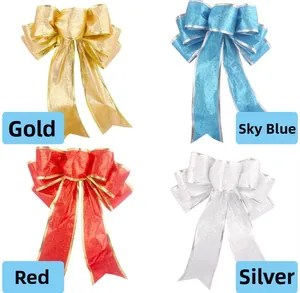 Détail de quatre nœuds de Noël scintillants en or, bleu ciel, rouge et argent brillant