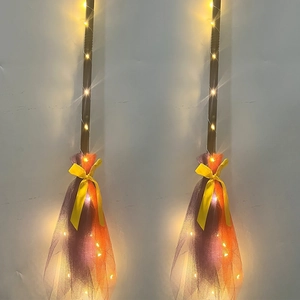Halloween Hexenbesen mit lila-orangem Netz, LED-Lichtern und gelber Schleifendekoration