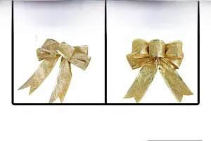Détail d'un nœud de Noël doré pailleté de 25cm montrant l'aspect avant et après réglage
