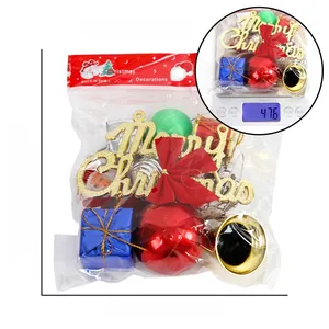 Ensemble détaillé de décorations de Noël comprenant boules rouges, cloches et dimensions
