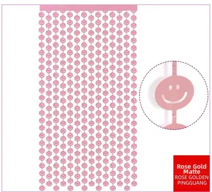 Dettaglio della tenda a frange oro rosa opaco con ritagli a sorriso per feste