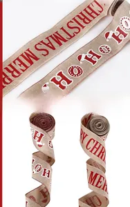 Dettaglio del nastro natalizio da 6,5 cm con stampe rosse Merry Christmas e Ho Ho Ho