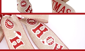 Dettaglio del nastro di Natale con stampa HO HO HO glitter rossa e trama di juta