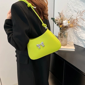 Sac croissant vert néon en cuir avec nœud argenté et bandoulière à nœud tendance