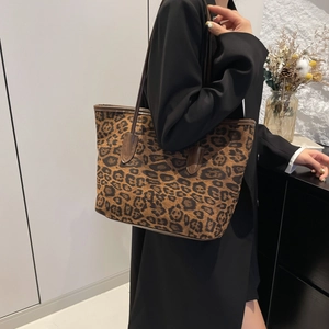 Classic leopard print tote bag with large capacity and brown leather shoulder straps