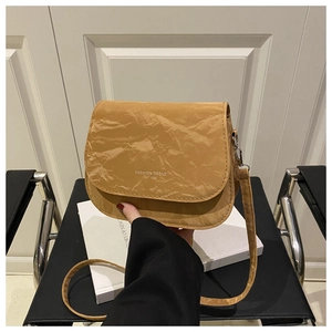 Détail du sac bandoulière marron à texture plissée avec texte imprimé Fashion Trend