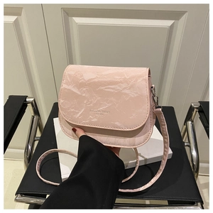 Détail du sac bandoulière rose avec texture marbrée et inscription Fashion Trend 1996