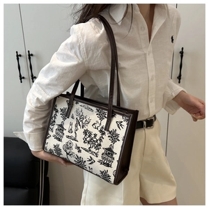 Dettaglio della borsa tote con pittura a inchiostro cinese e manici in pelle marrone