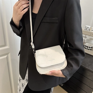 Sac à bandoulière chic en cuir blanc avec lettrage FASHION TREND pour mode féminine