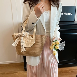 Sac fourre-tout chic en paille avec nœud en dentelle pour un look mode décontracté