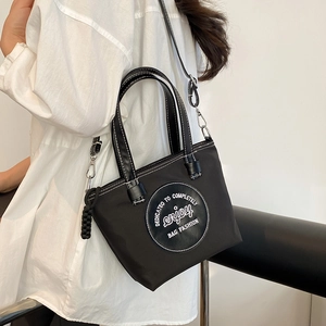 Grand sac fourre-tout noir en nylon avec anses en cuir et patch logo pour le quotidien
