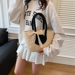 Sac fourre-tout en paille avec anses noires et nœud en dentelle pour la mode printanière