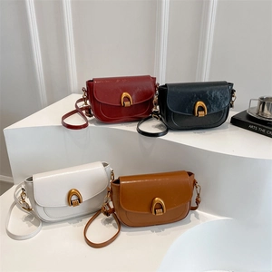 Vintage PU Leather Saddle Crossbody Bag With Gold Horseshoe Buckle Retro Minimalist Flap Shoulder Bag For Women Daily