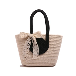 Sac fourre-tout en paille avec poignées noires et décoration en dentelle beige