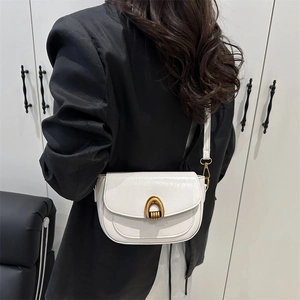 Retro white saddle bag in glossy leather with gold horseshoe buckle for women
