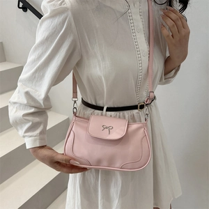 Petit sac vintage rose clair avec boucle nœud papillon en métal et fine bandoulière