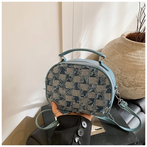 Détail du sac à bandoulière en denim patchwork bleu clair avec bords effilochés