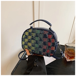 Gros plan du sac à main patchwork à carreaux tricolores avec détails en denim effiloché